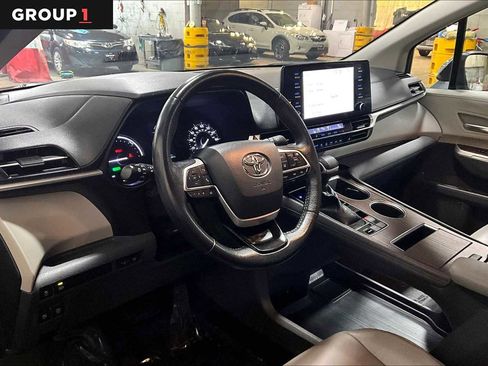 Certified 2021 Toyota Sienna XLE image 18