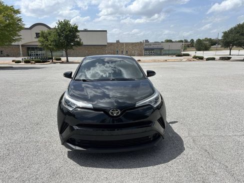 Used 2018 Toyota C-HR XLE FWD image 3