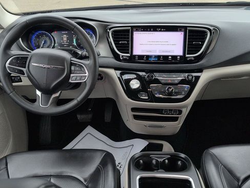 Used 2023 Chrysler Pacifica Touring-L FWD image 15