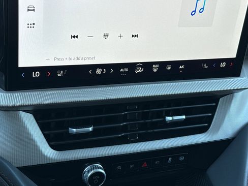 Used 2025 Ford Explorer Active w/ Active Comfort Package image 21