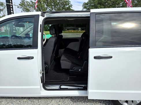 Used 2019 Dodge Grand Caravan SE w/ UConnect Hands-Free Group image 16