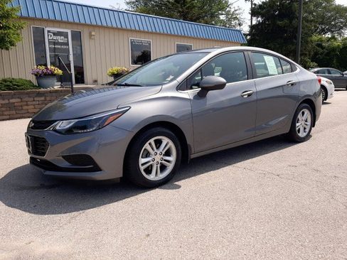 Used 2018 Chevrolet Cruze LT w/ Convenience Package FWD image 2