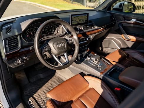 Used 2018 Audi Q5 Prestige w/ Prestige Package image 4