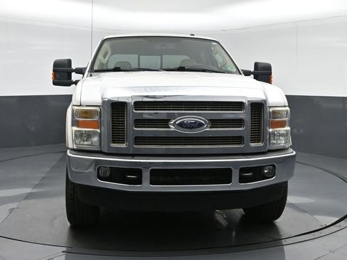 Used 2010 Ford F250 Lariat image 2
