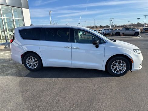 Used 2024 Chrysler Pacifica Touring-L FWD image 2