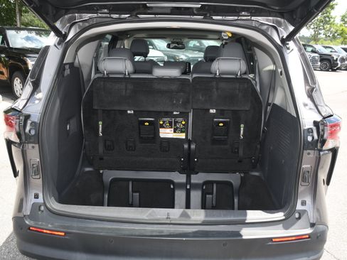 Used 2021 Toyota Sienna XLE w/ XLE Plus Package FWD image 17