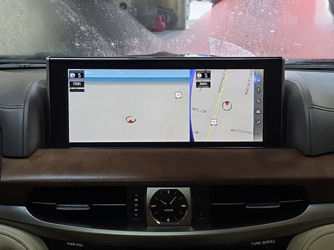 Used 2019 Lexus LX 570 4WD w/ Luxury Package image 24