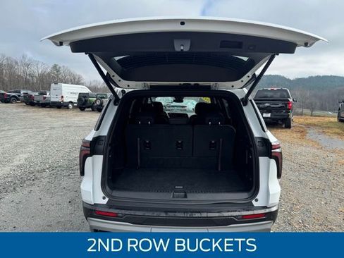 Used 2025 Chevrolet Traverse LT image 7