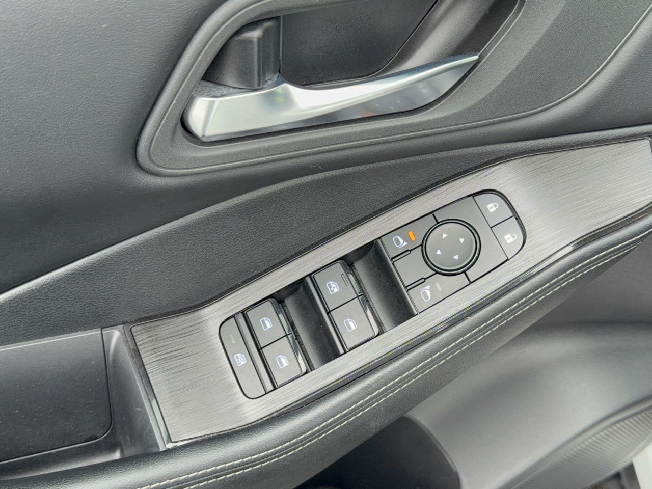 Used 2025 Nissan Rogue SV AWD/4WD image 19