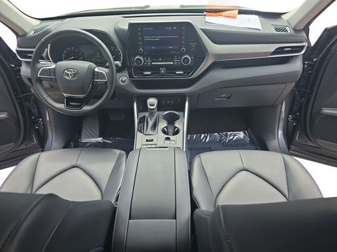 Used 2020 Toyota Highlander XLE AWD/4WD image 9
