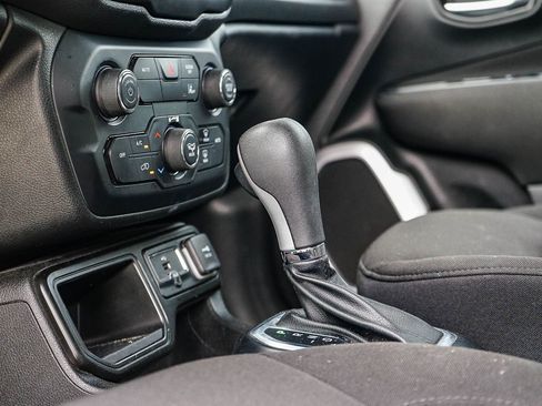 Used 2021 Jeep Renegade Latitude FWD image 19