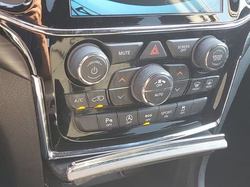 Used 2022 Jeep Grand Cherokee Laredo E w/ Security & Convenience Group AWD/4WD image 29