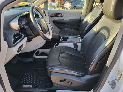 Used 2018 Chrysler Pacifica Limited image 23