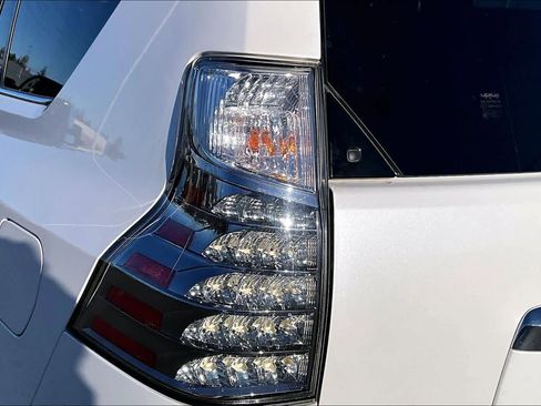 Used 2019 Lexus GX 460 Premium image 32