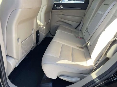Used 2019 Jeep Grand Cherokee Laredo image 23