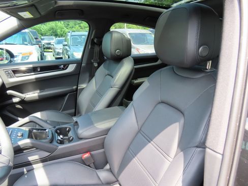 Used 2024 Porsche Cayenne Coupe image 32