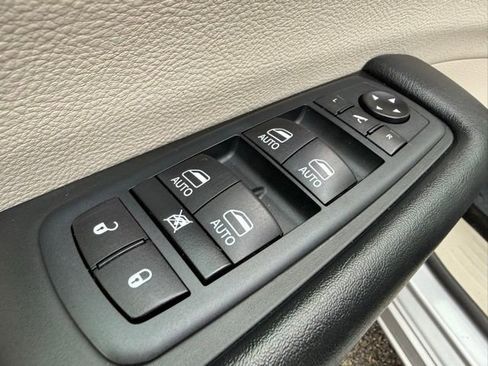 Used 2020 Chrysler Pacifica Limited image 11