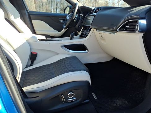 Used 2020 Jaguar F-PACE SVR image 3
