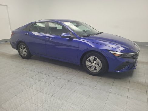 Used 2025 Hyundai Elantra SE FWD image 11