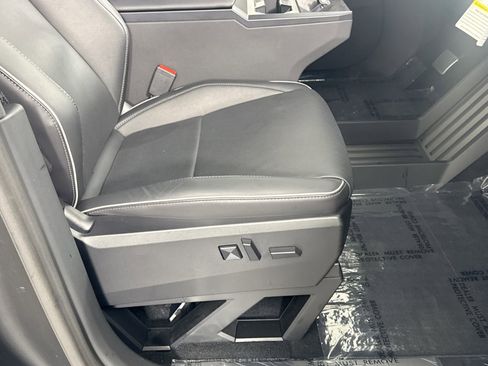 Used 2024 Tesla Cybertruck AWD Crew Cab image 31