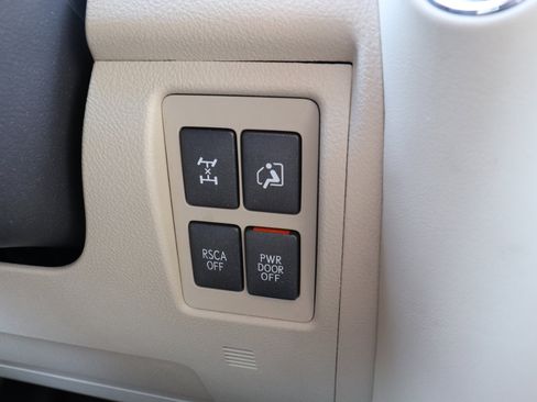 Used 2013 Lexus LX 570 4WD image 74