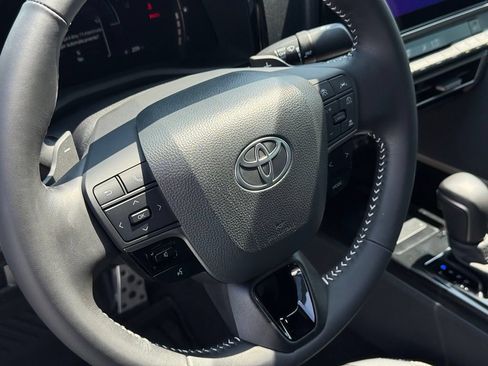 Used 2025 Toyota Camry SE w/ Convenience Package FWD image 15