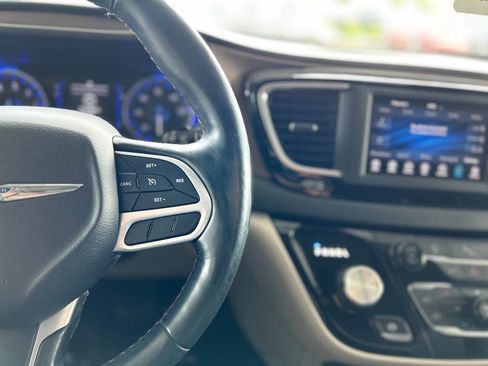 Used 2019 Chrysler Pacifica Touring-L FWD image 54