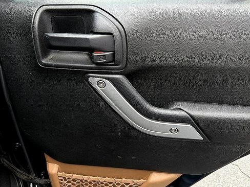 Used 2017 Jeep Wrangler Unlimited Rubicon w/ Connectivity Group image 29