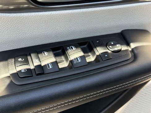 Used 2023 Chrysler Pacifica Touring-L FWD image 24