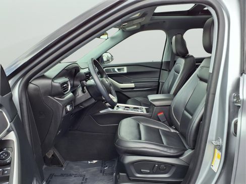 Used 2023 Ford Explorer XLT w/ Equipment Group 202A image 14