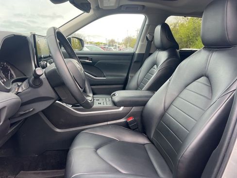 Used 2022 Toyota Highlander XLE AWD/4WD image 2