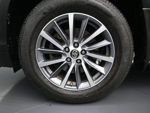 Used 2019 Toyota Highlander XLE image 9