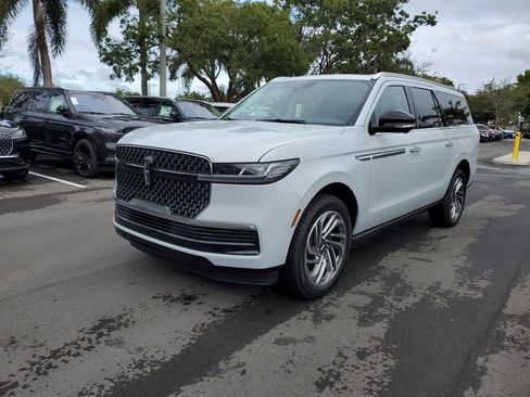 New 2025 Lincoln Navigator L Reserve AWD/4WD image 2