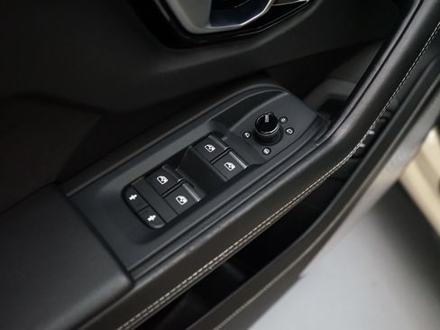 Used 2019 Lamborghini Urus AWD/4WD image 28