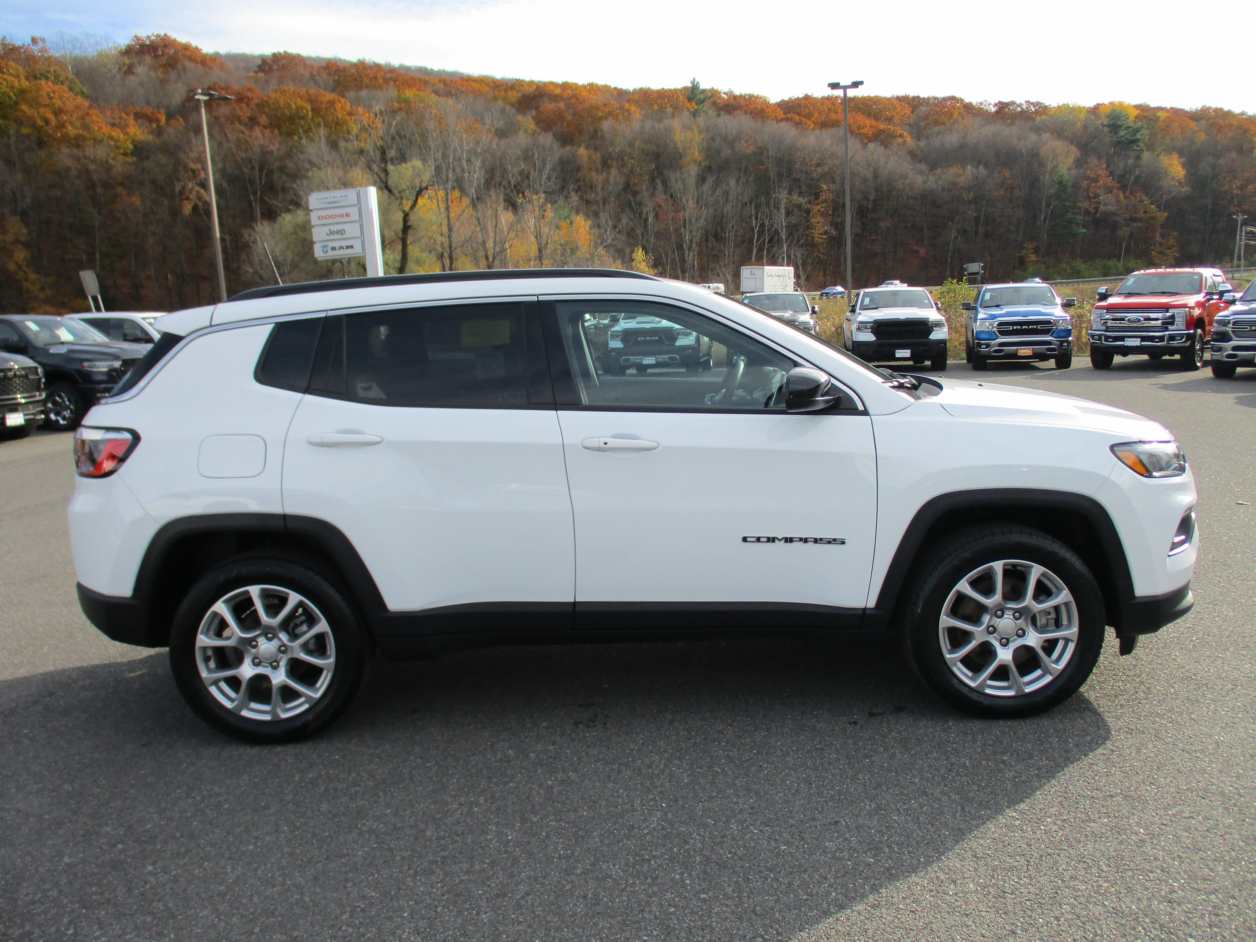 Certified 2024 Jeep Compass Latitude AWD/4WD image 4