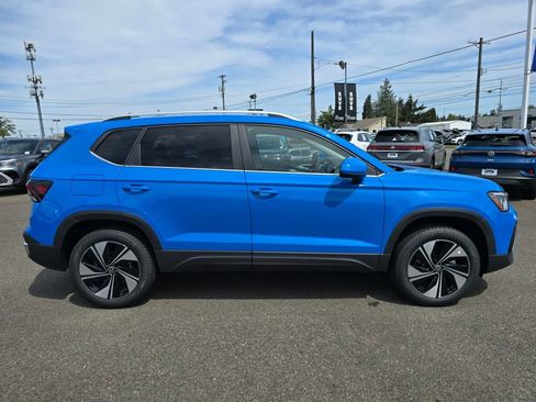 New 2026 Volkswagen Taos SE AWD/4WD image 2