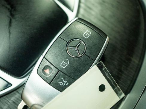 Used 2020 Mercedes-Benz GLC 300 4MATIC image 22