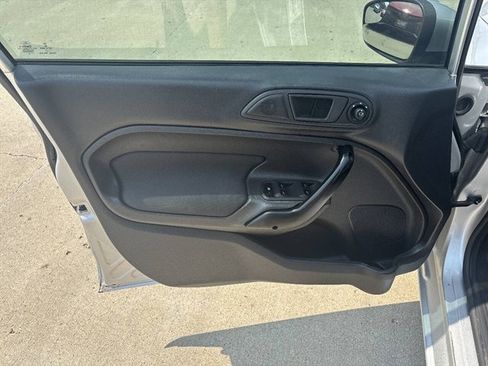 Used 2013 Ford Fiesta SE FWD image 3
