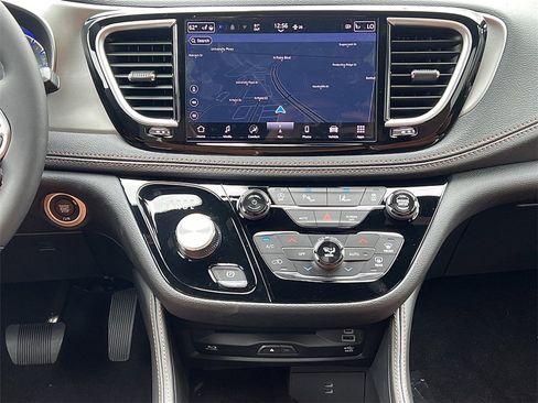 New 2026 Chrysler Pacifica Pinnacle image 3