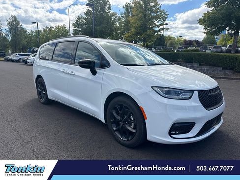 Used 2025 Chrysler Pacifica Limited FWD image 1
