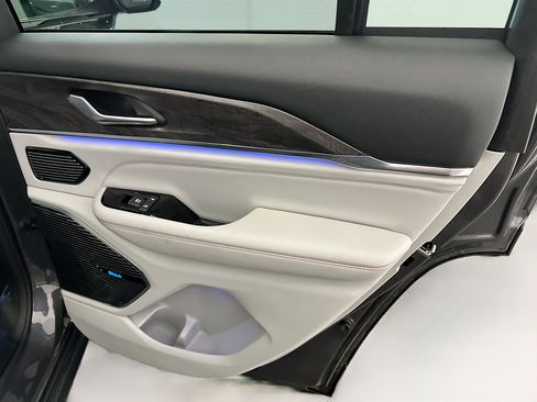 Used 2022 Jeep Grand Cherokee Overland image 33