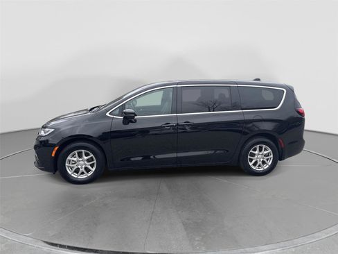 Used 2025 Chrysler Pacifica Select FWD image 2