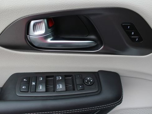 Used 2024 Chrysler Pacifica Select image 26