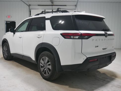 Used 2025 Nissan Pathfinder SV image 7