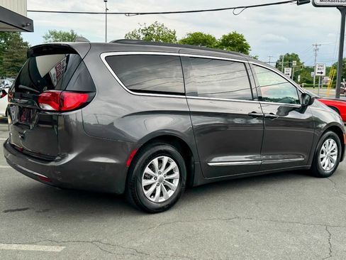 Used 2017 Chrysler Pacifica Touring-L FWD image 4