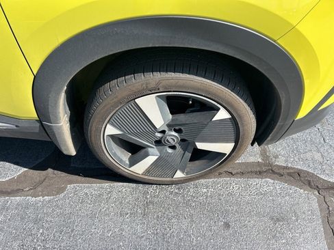 Used 2025 Nissan Kicks SR image 2