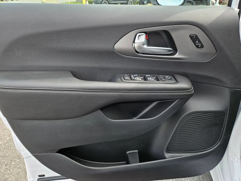 New 2027 Chrysler Pacifica Select AWD/4WD image 18