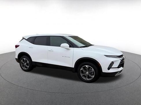 Used 2025 Chevrolet Blazer LT FWD image 2