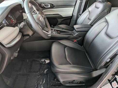 Used 2025 Jeep Compass Limited image 17