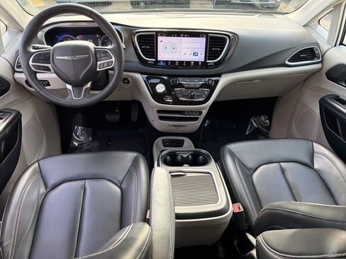 Used 2023 Chrysler Pacifica Touring-L FWD image 13
